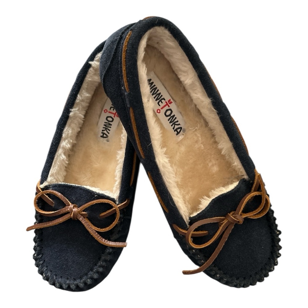 Minnetonka Women's Navy Blue Moccasins